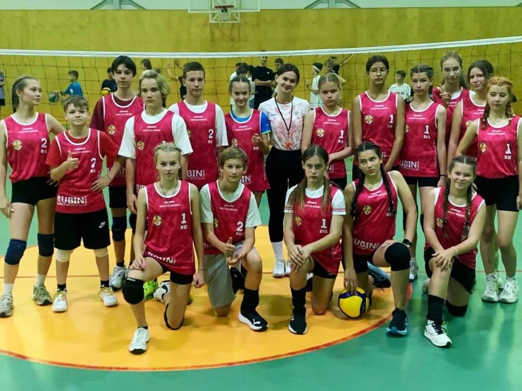 Большая детская волейбольная команда на спортивных сборах
