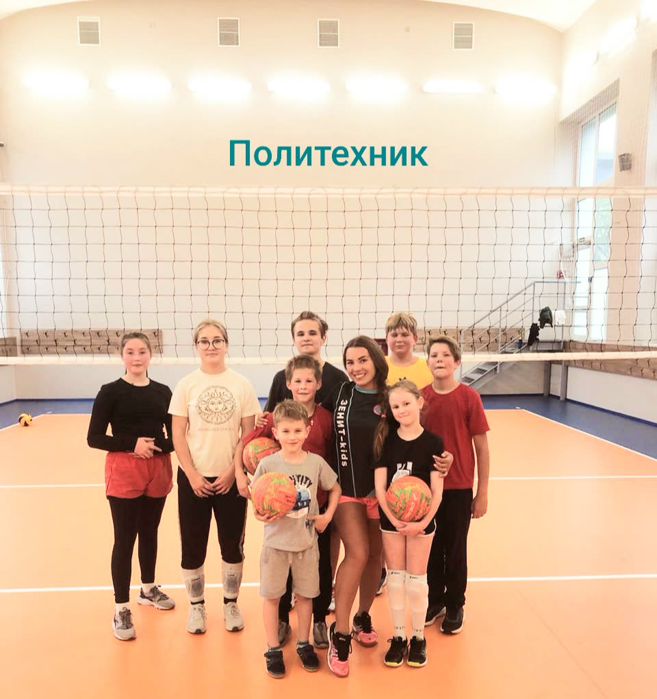 Детская группа двигается по спортивному залу Политеха
